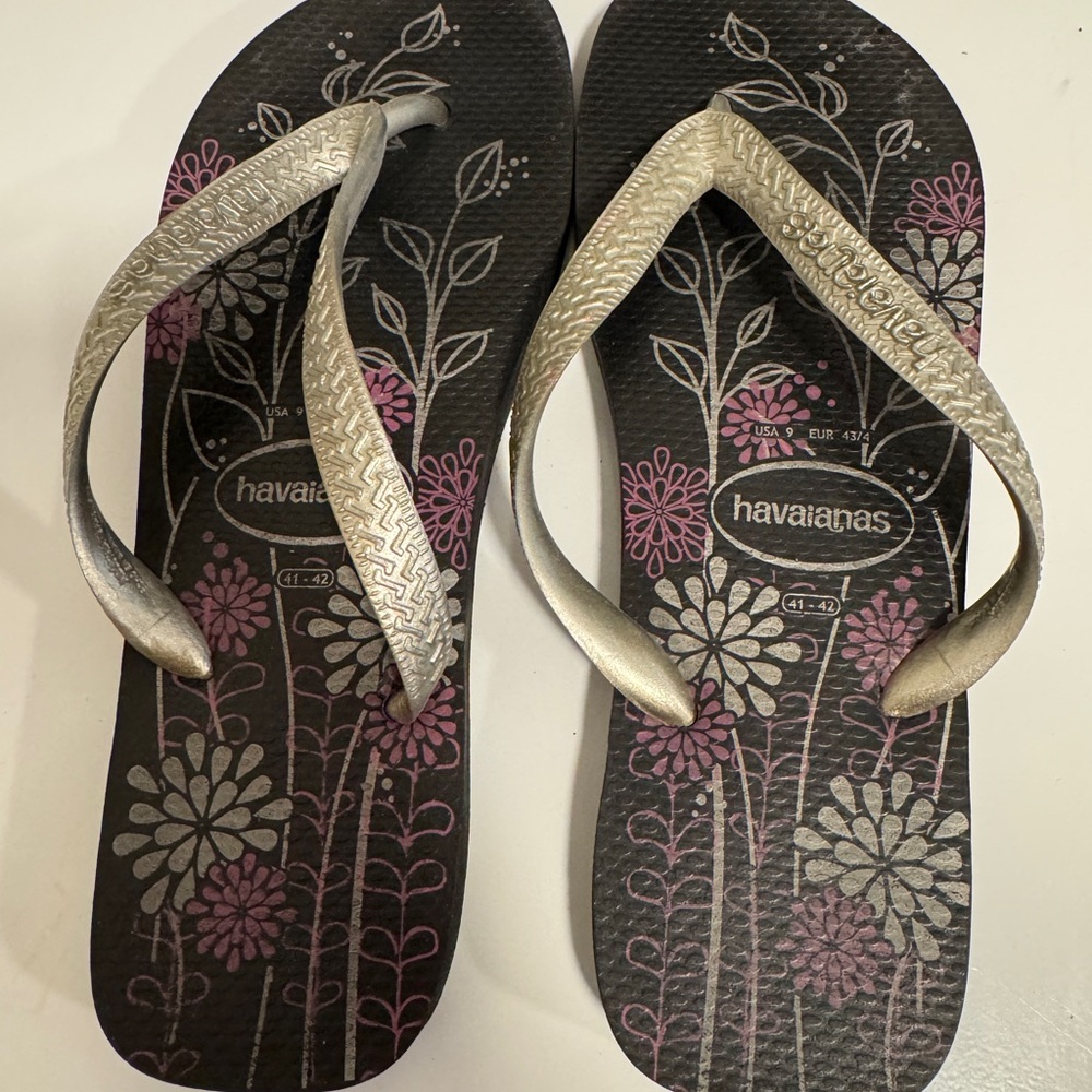 Havaianas Women's Black and Pink Floral Flip Flops